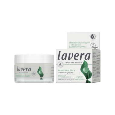 Crema de día Barrier Balance lavera con prebióticos y té verde Bio, envase blanco y caja con hojas verdes, cosmética natural.