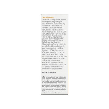 Parte trasera del Fluido solar facial Sensitiv SPF 50 lavera con lista de ingredientes, modo de uso y sellos ecológicos.