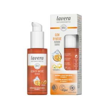 Sérum facial Glow by Nature lavera con coenzima Q10 y vitamina C en frasco de vidrio ámbar con dosificador blanco