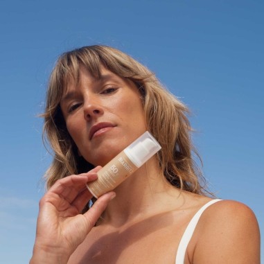 Protecció solar facial color Beige...