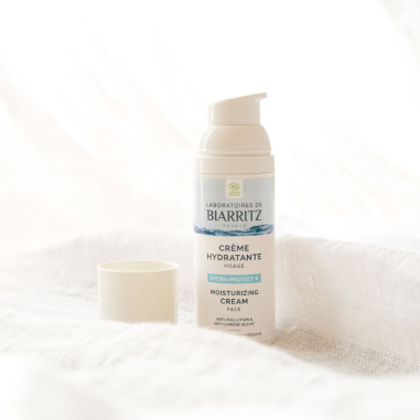 Crema facial hidratante Hydra Protect+ Laboratoires de Biarritz sobre fondo blanco